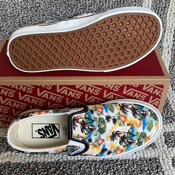 Vans Men’s Classic Slip-On Aloha Black/True White Sneakers - Picture 4 of 16